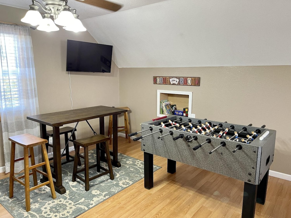Blue Rooster Inn - photo 9