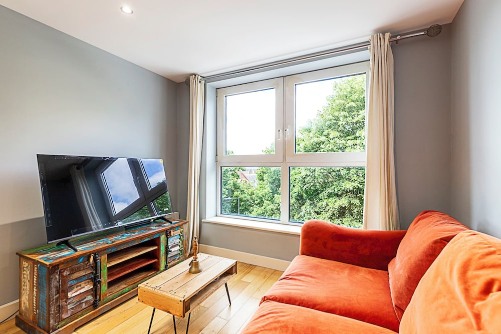 Spacious Modern Flat in Chelsea Harbour — 4-Star Luxury Hotel in London, United Kingdom