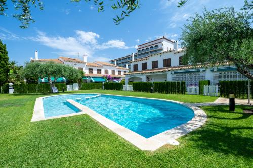 Hauzify I Casa Abat Bassa — 4-Star Luxury Hotel in El Vendrell, Spain