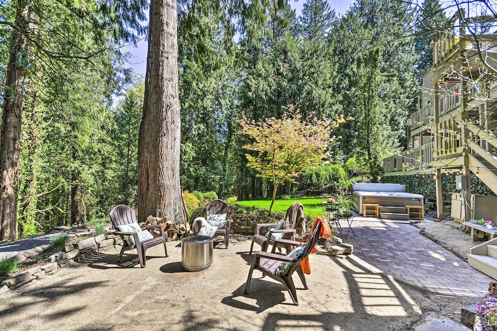 The Owls Nest with Hot Tub and Forest Views in Portland, United States