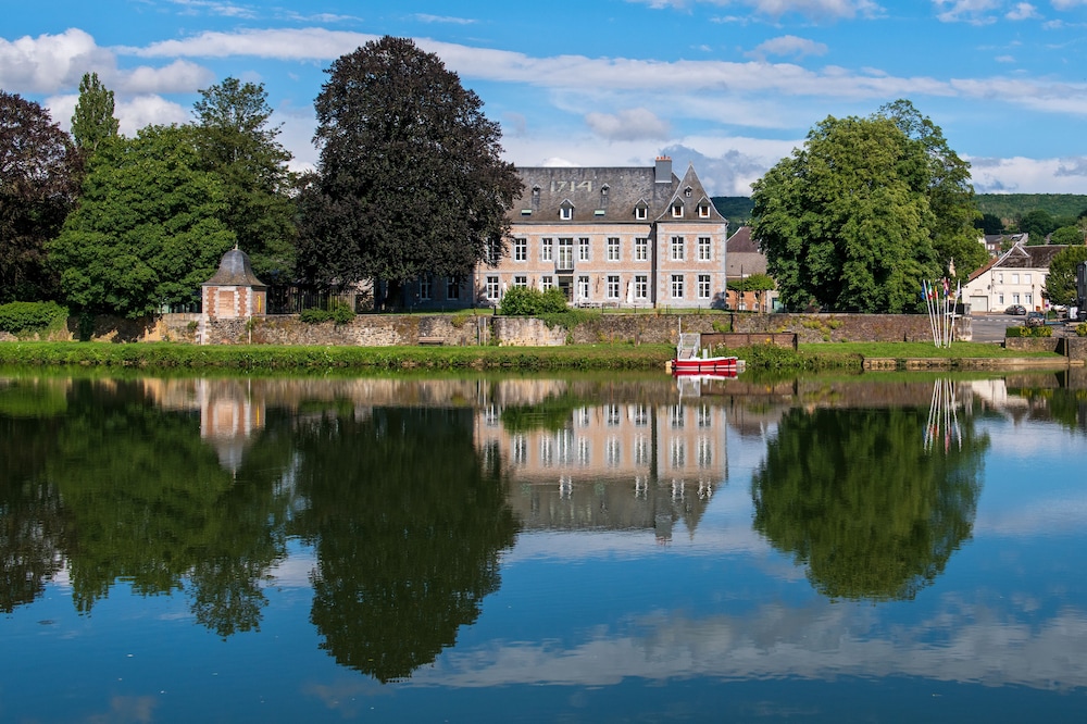 Logis Château De Wallerand — 4-Star Luxury Hotel in Vireux-Wallerand, France