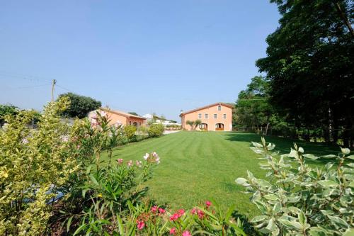 Agriturismo Corte Morandini — 4-Star Luxury Hotel in Valeggio Sul Mincio, Italy