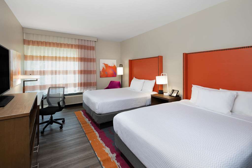 La Quinta Inn & Suites by Wyndham Greensboro Arpt High Point - photo 10