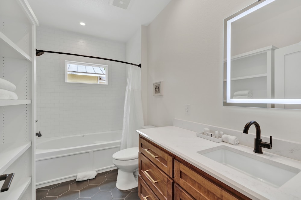 The Grove D With Hot Tub & King Beds Walk to Main - photo 9
