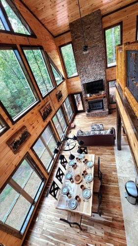 Luxe Cabin with Game Room Hot Tub & Firepit — 4-Star Luxury Hotel in Sevierville, United States