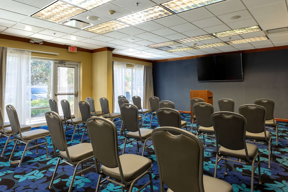 Hampton Inn & Suites Jacksonville Deerwood Park - photo 71