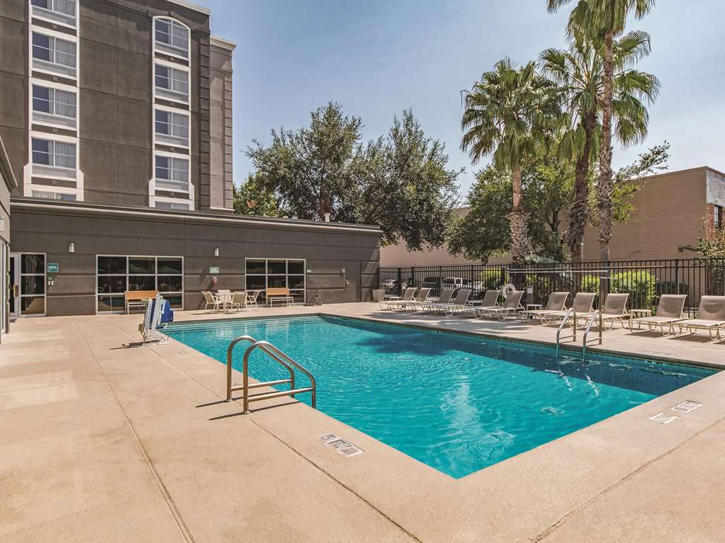 La Quinta Inn & Suites by Wyndham San Antonio Downtown - photo 11