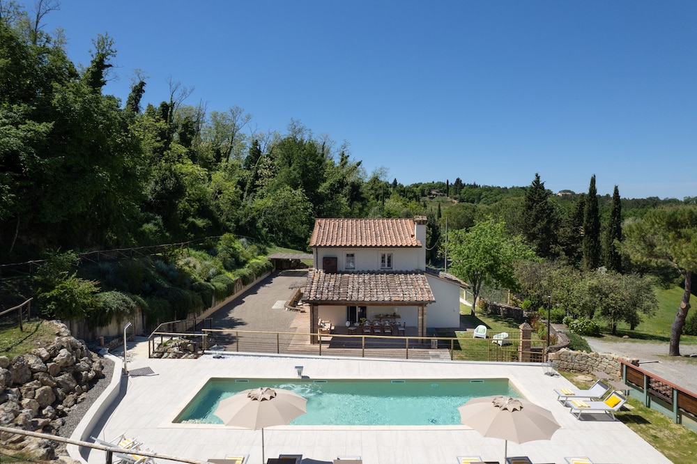 Villa Noemi — 4-Star Luxury Hotel in Gambassi Terme, Italy