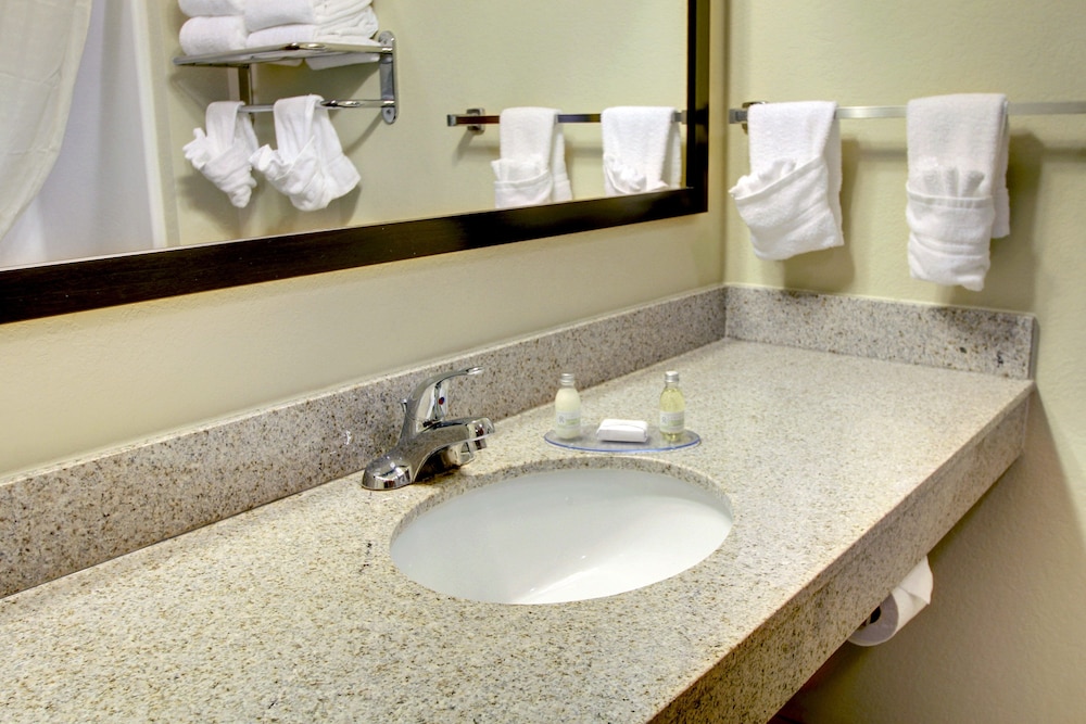 Cobblestone Inn & Suites Ambridge - photo 32