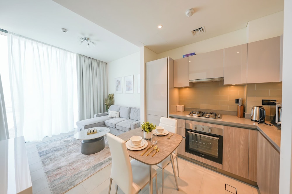 Bright Apartment With Panoramic CityScape Views — 4-Star Luxury Hotel in Dubai, United Arab Emirates