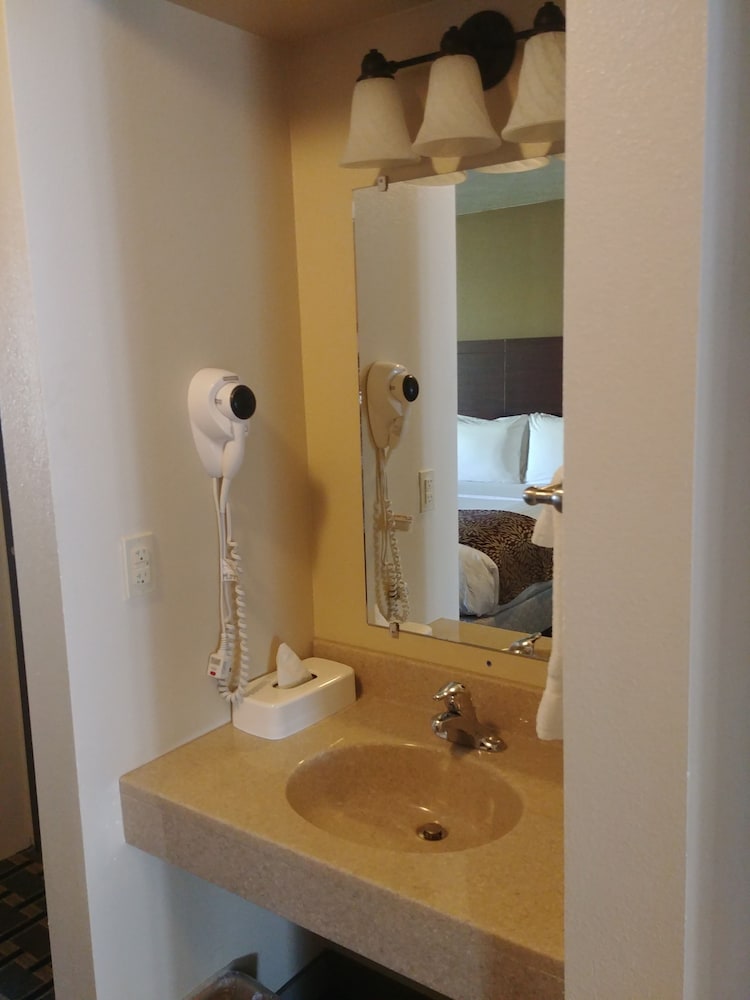 Boarders Inn & Suites by Cobblestone Hotels Broken Bow - photo 7