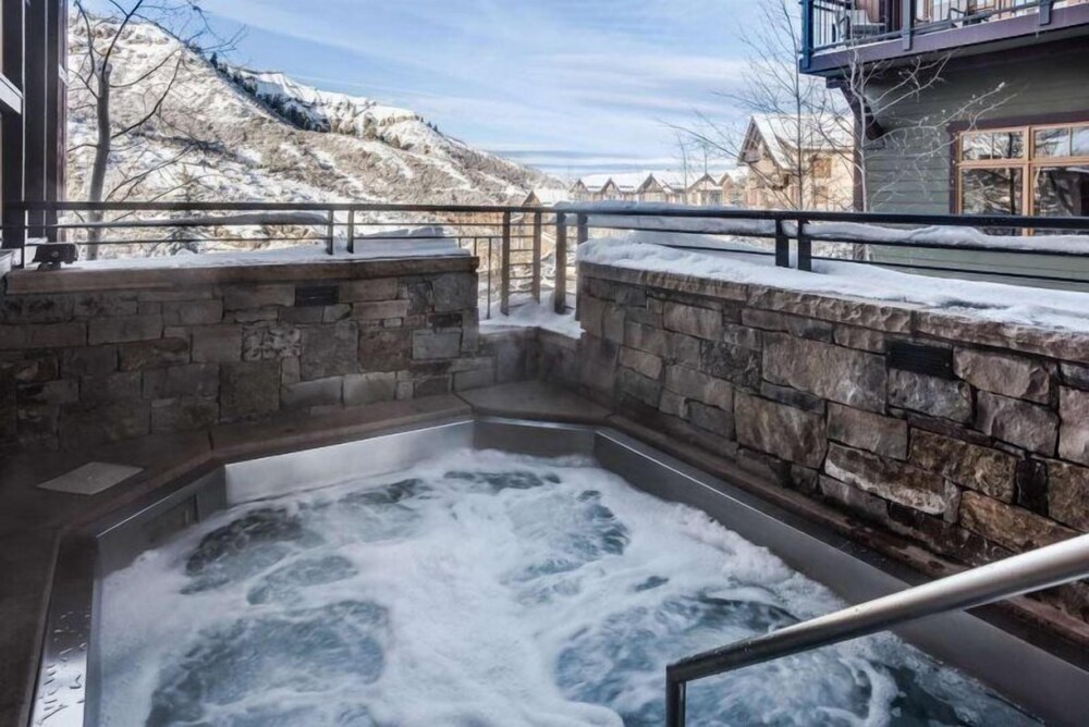 Luxury Ski in Ski out 2 Bedroom Mountain Resort Vacation Rental in the Heart of Snowmass Base Village - photo 10