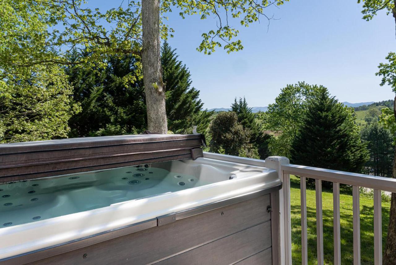 15 Minutes to Asheville Spacious 7BR Luxury Home Pool Hot Tub Game Room — 4-Star Luxury Hotel in Leicester, United States