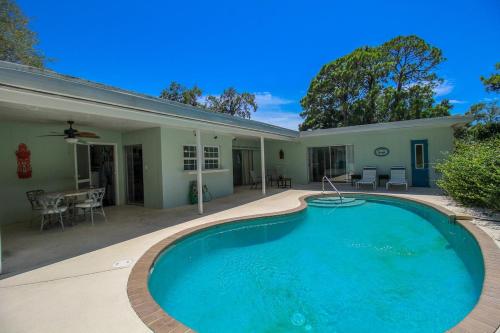 Beautiful 3 BR pool home minutes from Siesta Key Blue Dolphin — 4-Star Luxury Hotel in Sarasota, United States