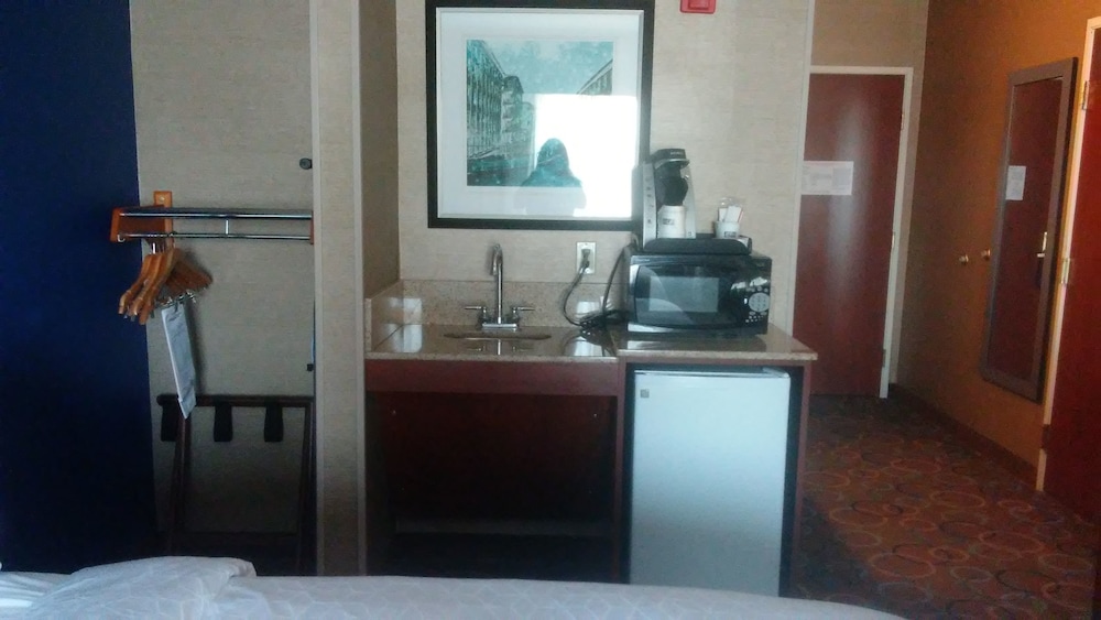 Holiday Inn Express Hotel & Suites Manchester Airport by IHG - photo 12
