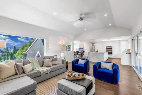Modern and Relaxing Lake Sammamish View House — 4-Star Luxury Hotel in Issaquah, United States