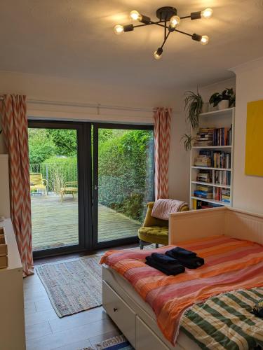 Private room with terrace and free parking — hotel near Edinburgh Airport