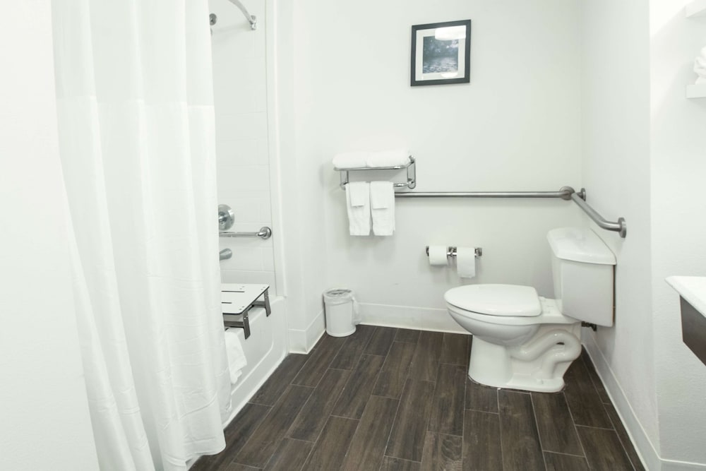 Hampton Inn & Suites Huntsville Hampton Cove - photo 21