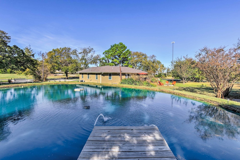 Pottsboro Home on 2 Acres with Hot Tub Near Marina — 4-Star Luxury Hotel in Sherman, United States