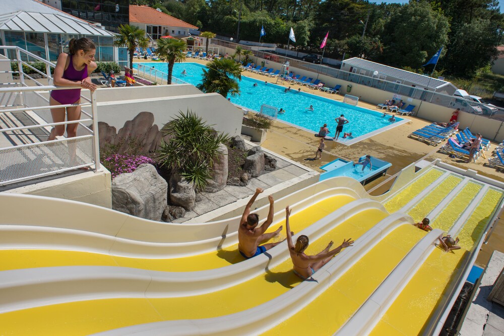 Camping Le Bois Masson — 4-Star Luxury Hotel in Saint-Jean-De-Monts, France