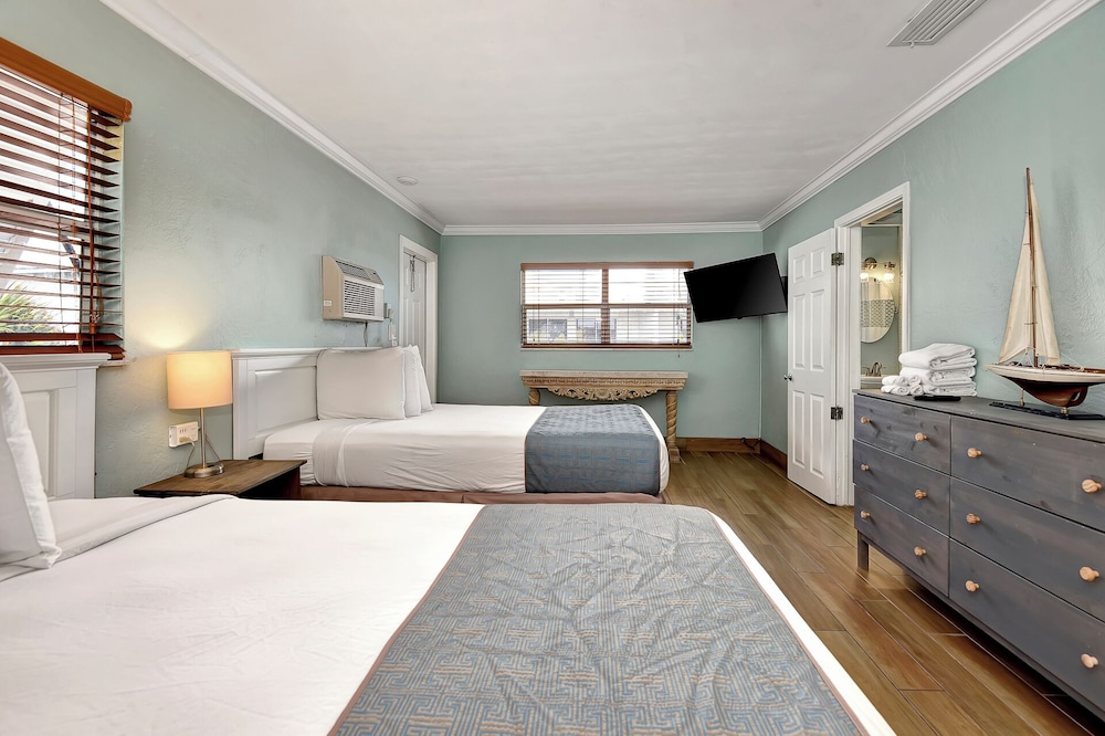 Shoreline Suites & Cabana Cottages - photo 20
