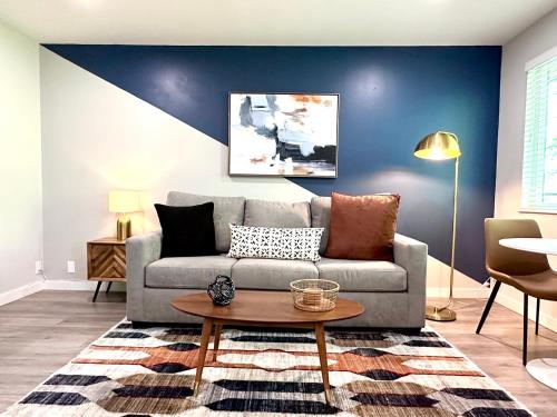 Downtown King Bed Top Floor Parking Wi Fi — 4-Star Luxury Hotel in Walnut Creek, United States