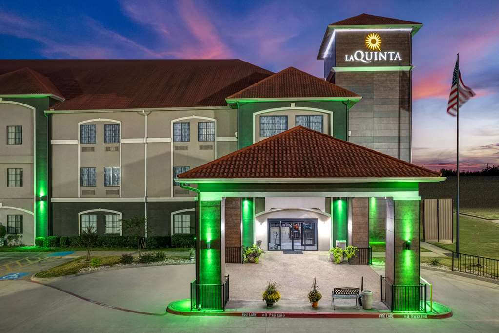 La Quinta Inn & Suites by Wyndham Alvarado - photo 8