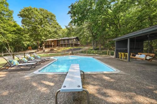 Woodland Downtown Outdoor oasis pool in Fayetteville, United States