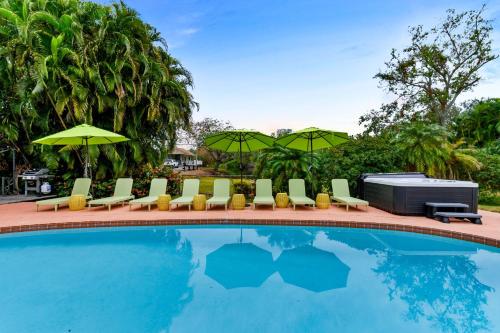 Sleeps 12 Heated Pool Pickleball Hot Tub Fire Pit — hotel in Largo