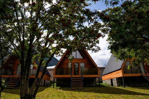 UnderHill Kazbegi - carbon neutral hotel in Step'antsminda