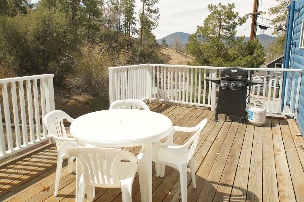 Cozy Bear Cottage Walk to Lake & Village — 4-Star Luxury Hotel in Big Bear Lake, United States