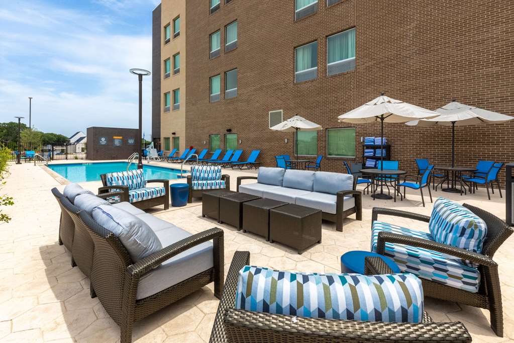La Quinta Inn & Suites by Wyndham Round Rock near Kalahari - photo 10