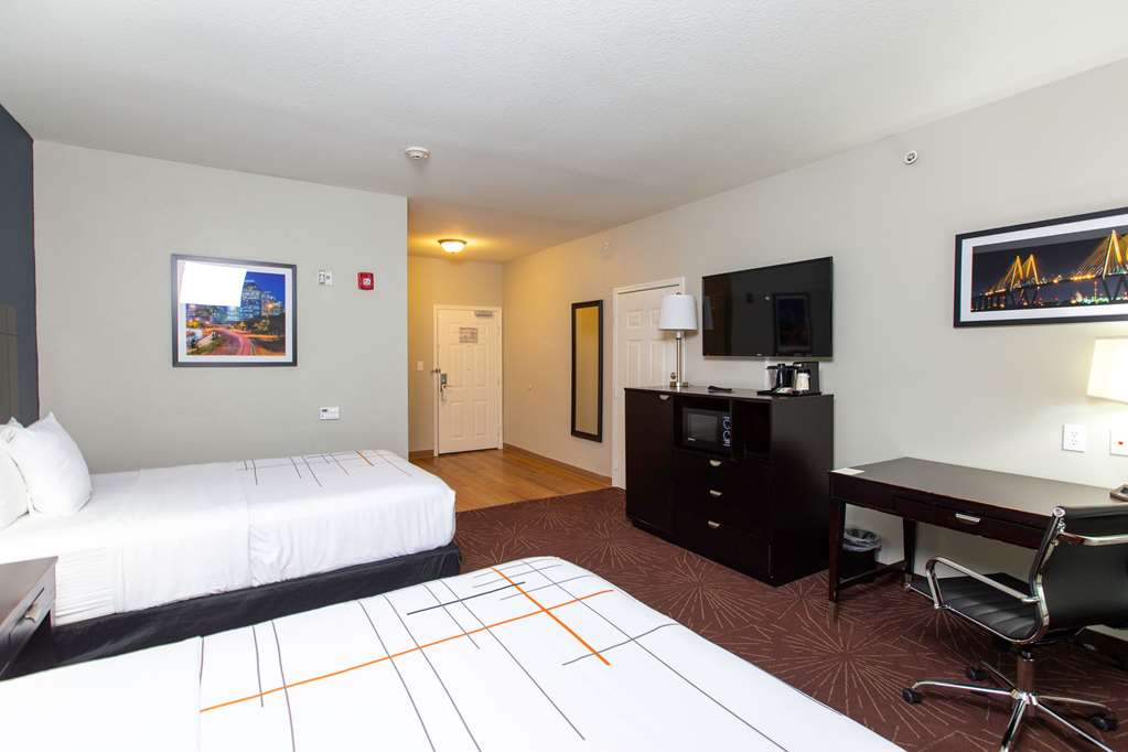 La Quinta Inn & Suites by Wyndham Houston East at Normandy - photo 23