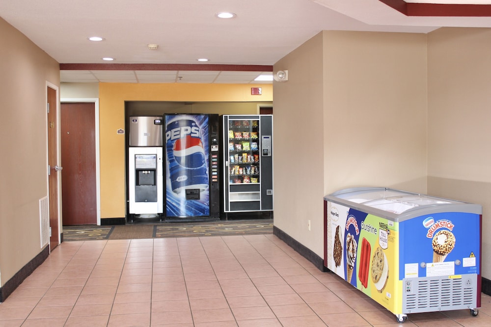 HomeTown Inn & Suites - photo 27