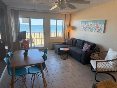 Oceanfront condo ocean view and indoor pool — 4-Star Luxury Hotel in Virginia Beach, United States