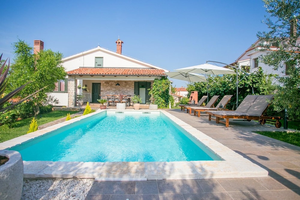 Comfortable Villa Marinela with Pool and Garden — 4-Star Luxury Hotel in Tar, Croatia