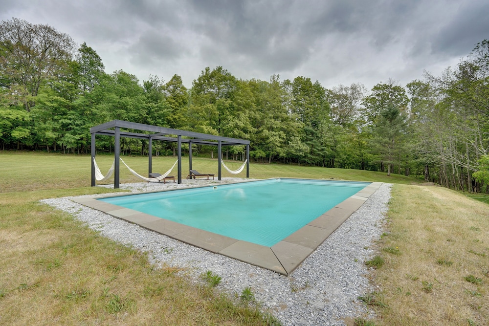 Gorgeous Victorian Style House with Hilltop Pool — 4-Star Luxury Hotel in Rupert, United States