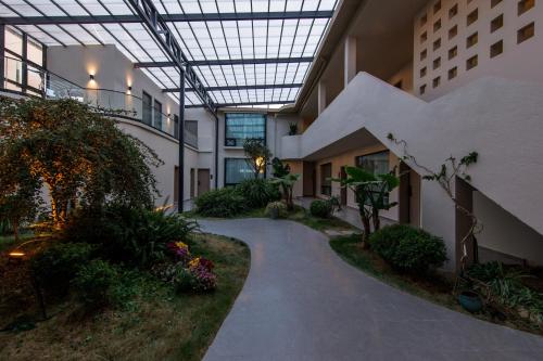 Shangri La Yi Shan Ban Yun Inn in Shengping, People's Republic of China