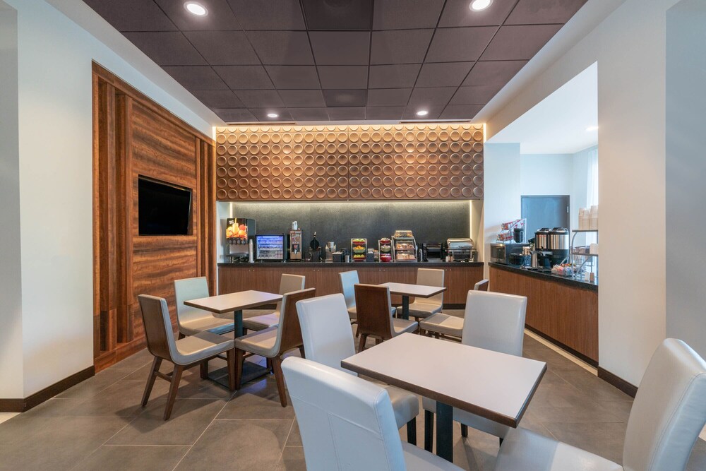 Courtyard by Marriott Seattle SeaTac Airport - photo 13
