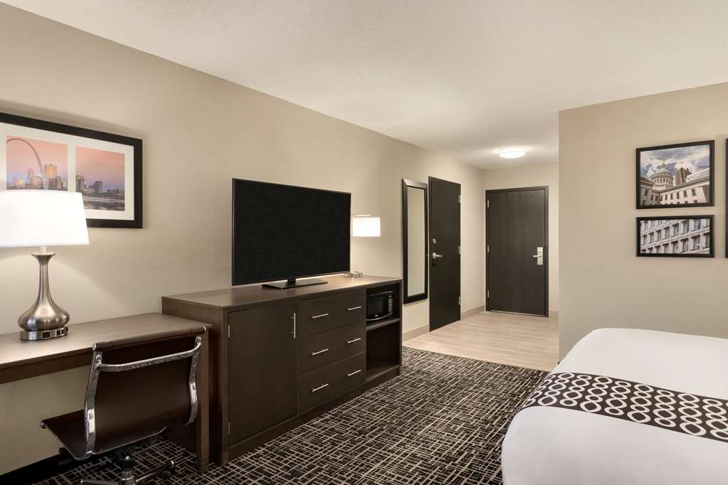 La Quinta Inn & Suites by Wyndham St Louis Route 66 - photo 18
