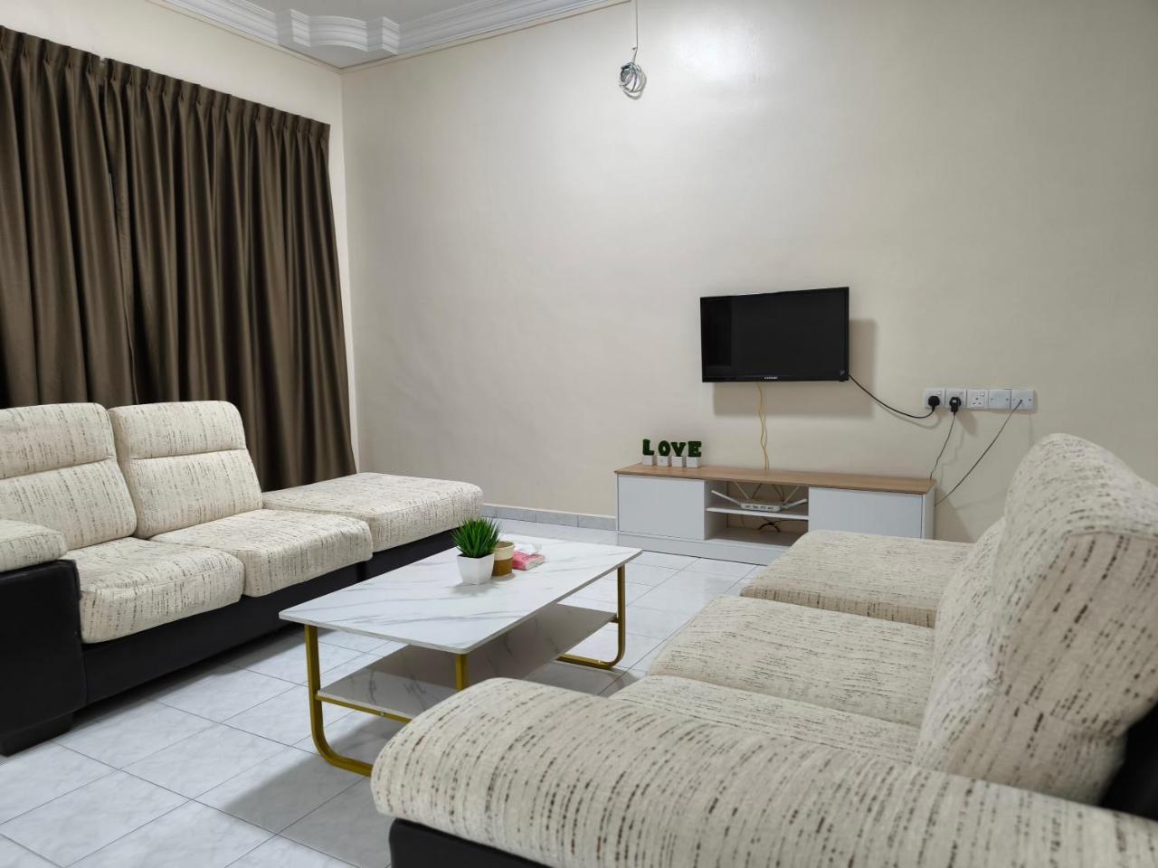 Cozy Homestay near Pantai & Aeon Big 10pax by Ngio — 4-Star Luxury Hotel in Batu Pahat, Malaysia