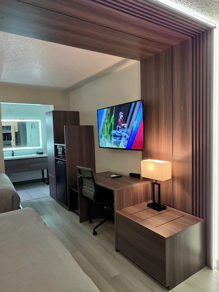 Quality Inn & Suites - photo 10