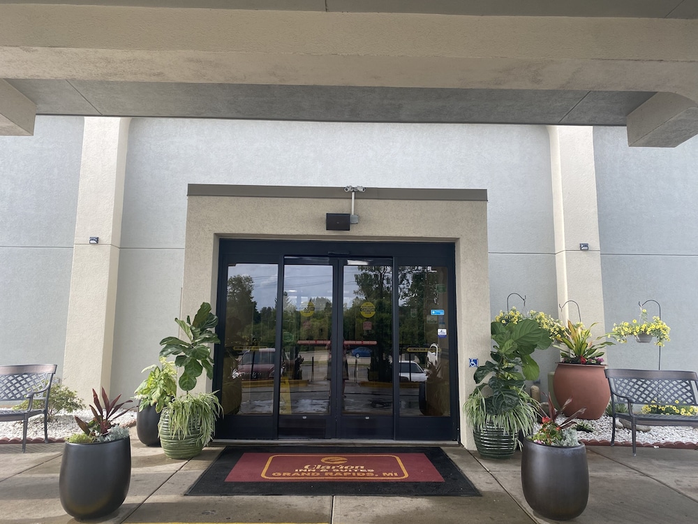 Clarion Inn & Suites Grand Rapids Airport - photo 77
