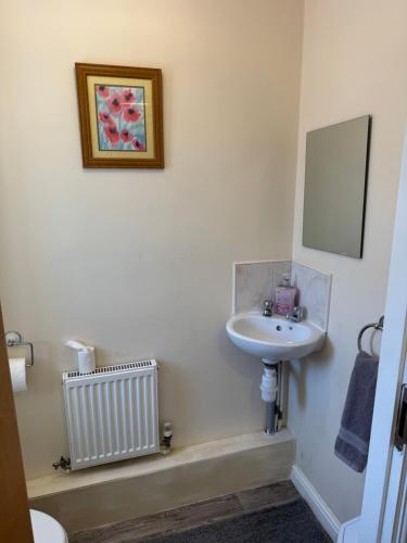 Spacious Sleeps 14 3 bathrooms Central Parking Grimsby — Grimsby — photo 4