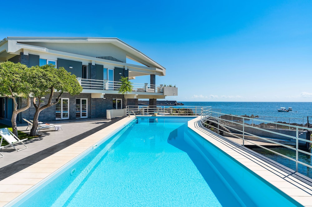Villa Isabella — 4-Star Luxury Hotel in Acireale, Italy