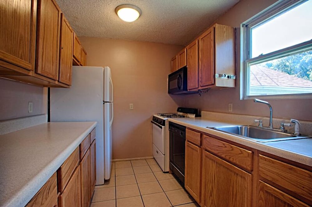Economy Motel Inn & Suites - photo 12