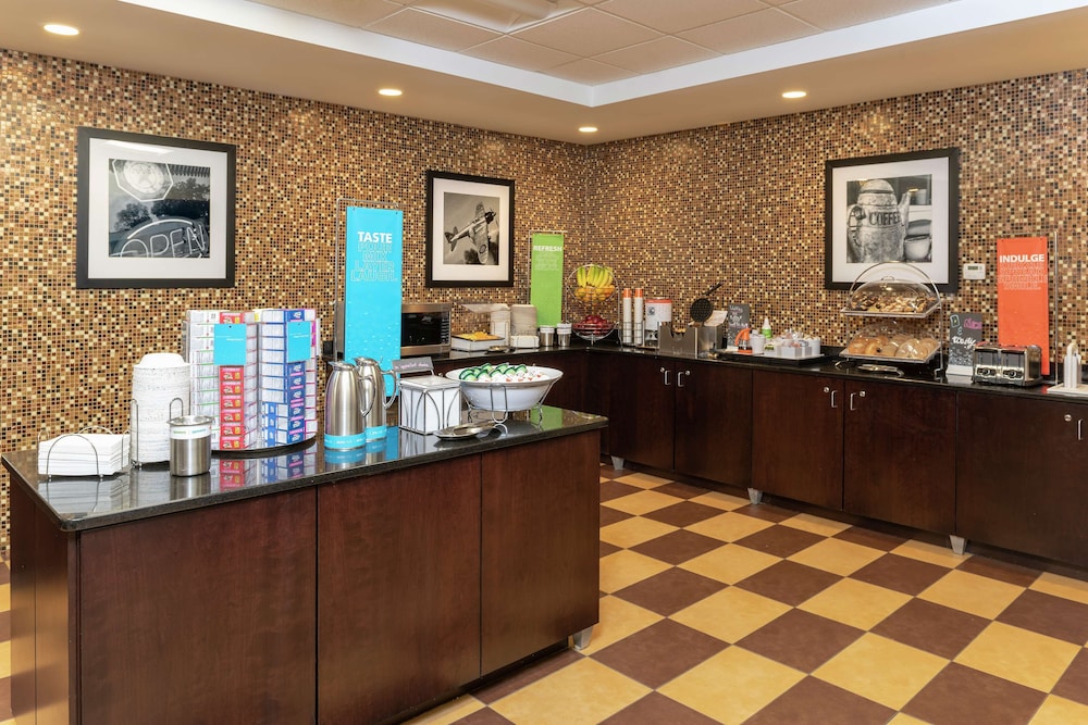 Hampton Inn & Suites Cleveland Airport Middleburg Heights - photo 51