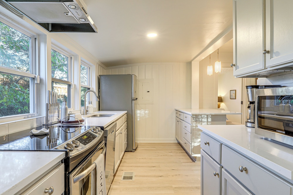 Walk Downtown & Canton Street: Roswell Retreat in Roswell, United States