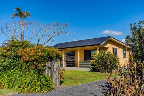 Fun Family Bach close to beach and shops in Waihi Beach, New Zealand