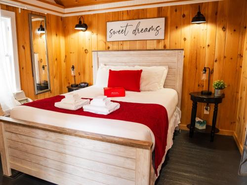 Cottage 7 Stand Alone Queen Bed Child Loft w Twin Private Bath Kitchenette Pets Allowed Fee applies — 4-Star Luxury Hotel in Wolfeboro, United States